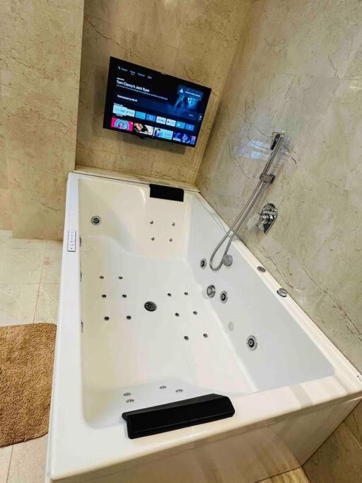White House Sky View Theatre Villa In Gachibowli Екстер'єр фото