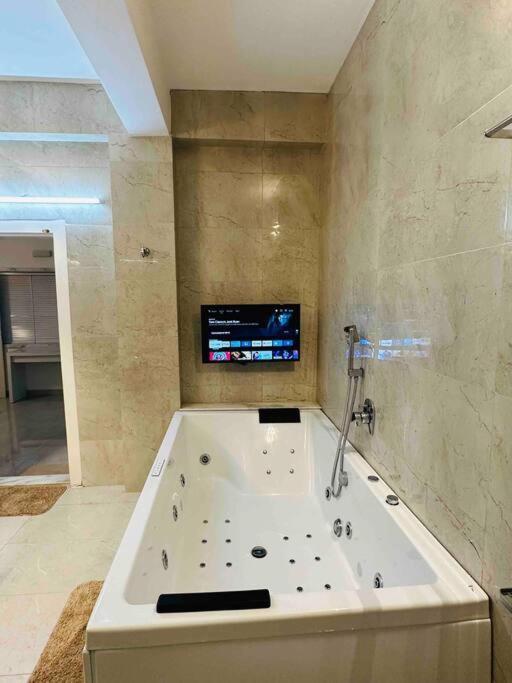 White House Sky View Theatre Villa In Gachibowli Екстер'єр фото