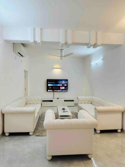 White House Sky View Theatre Villa In Gachibowli Екстер'єр фото
