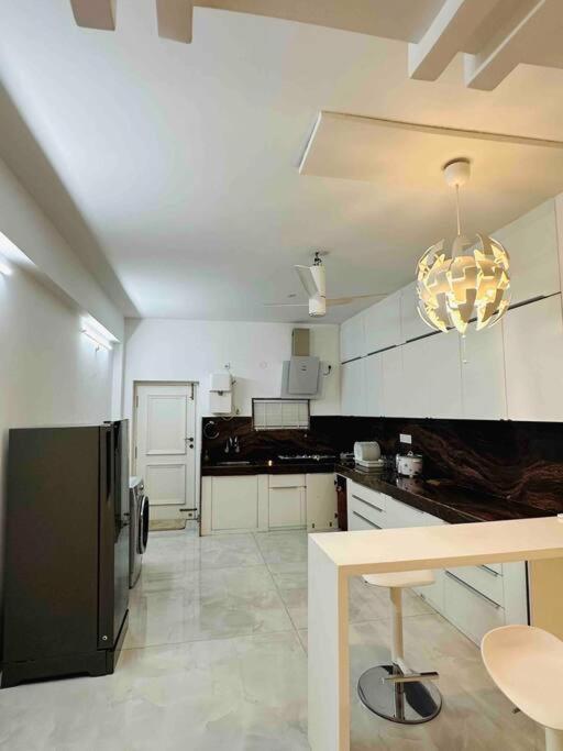 White House Sky View Theatre Villa In Gachibowli Екстер'єр фото